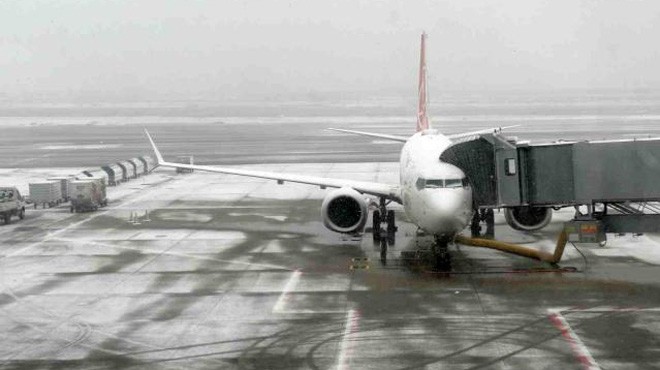 İSTANBUL'DA UÇUŞLAR SORUNSUZ DEVAM EDİYOR