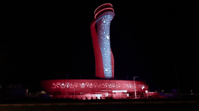 İSTANBUL HAVALİMANI BORDO MAVİ RENKLERE BÜRÜNDÜ