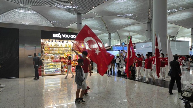 İSTANBUL HAVALİMANI'NDA 30 AĞUSTOS ZAFER BAYRAMI COŞKUSU