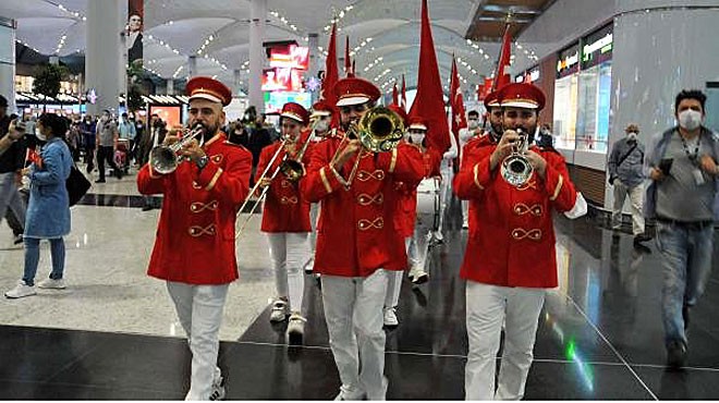 İSTANBUL HAVALİMANI NDA CUMHURİYET COŞKUSU