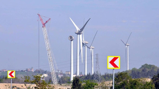 İSTANBUL HAVALİMANI YAKININDAKİ RÜZGAR TÜRBİNLERİ SÖKÜLÜYOR