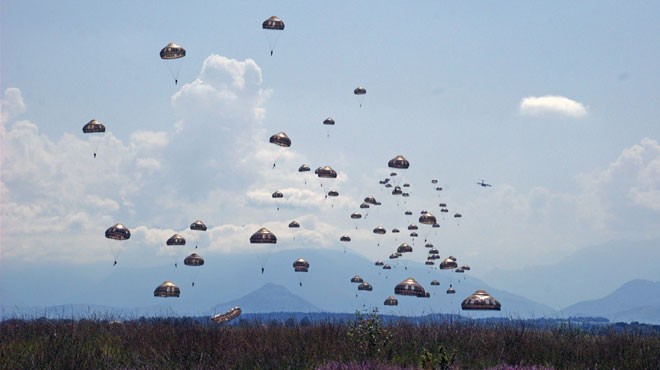 A400M İN İKİ YAN KAPISINDAN 116 PARAŞÜTÇÜ ATLADI