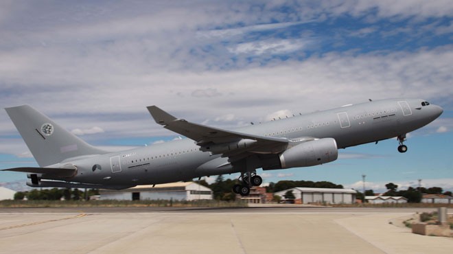 AIRBUS İLK A330 MRTT'Yİ TESLİM ETTİ