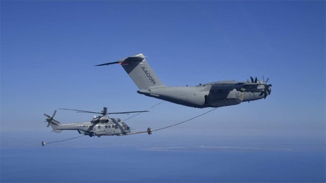 AIRBUS A400M HELİKOPTERLE KURU TEMASTA