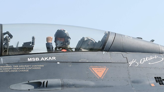 AKAR F-16 İLE ÇANAKKALE ŞEHİTLERİNİ SELAMLADI