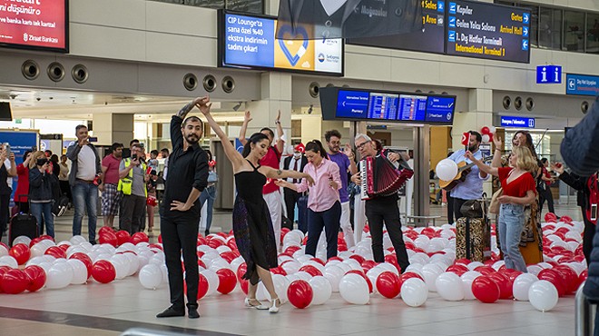 ANTALYA HAVALİMANI'NDA 19 MAYIS COŞKUSU