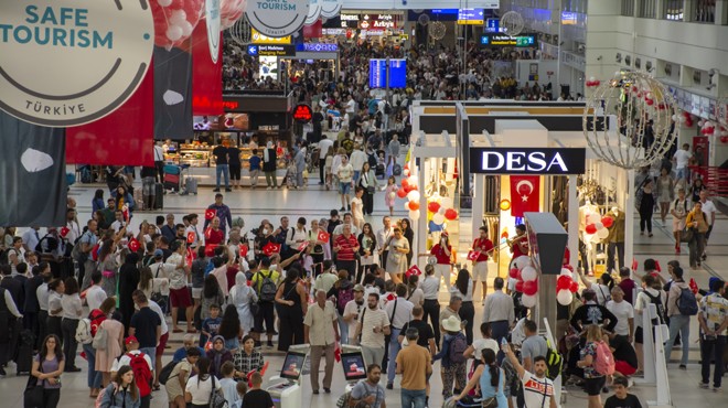 ANTALYA HAVALİMANI’NDA ZAFER COŞKUSU