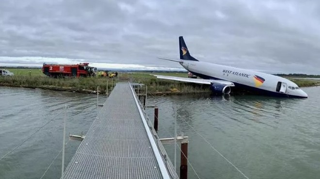 BOEING 737 GÖLETE UÇTU