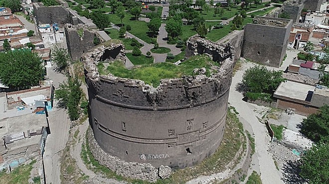 DİYARBAKIR DA İZİNSİZ DRONE UÇURAN ABD Lİ GÖZALITINDA