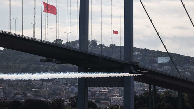 DÜNYA REKORUNU BOĞAZ'DAKİ ŞOVUYLA KUTLADI