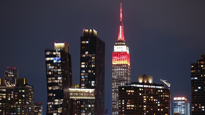 EMPIRE STATE KIRMIZI-BEYAZA BÜRÜNDÜ