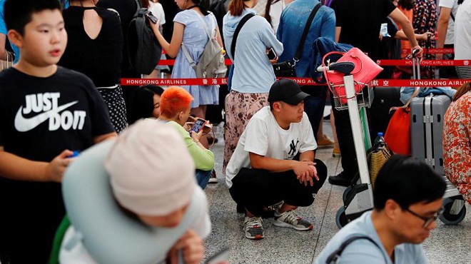 HONG KONG HAVALİMANI KISMEN KAPATILDI