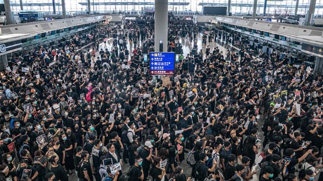 HONG KONG HAVALİMANI TEKRAR  UÇUŞLARA AÇILDI