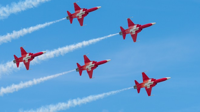 PATROUILLE SUISSE YANLIŞ YERDE GÖSTERİ YAPTI