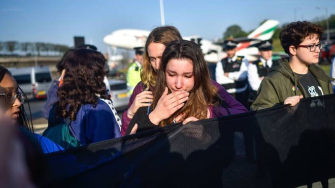 PROTESTOLAR HEATHROW HAVALİMANI'NDA