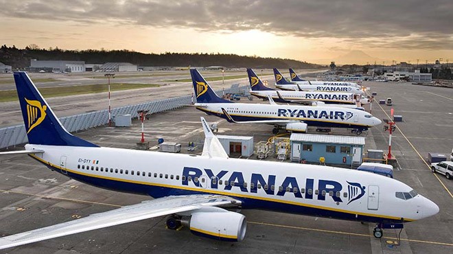 RYANAIR 450 UÇAĞINI YERE İNDİRİYOR