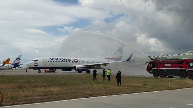 SUNEXPRESS'TEN İLK UÇUŞLARA ÖZEL SU TAKI