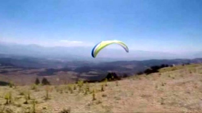 TERS RÜZGARA KAPILAN PARAŞÜTÇÜ YERE ÇAKILDI