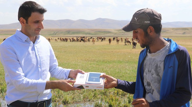 THY ÇALIŞANINDAN ÇOCUKLARA TABLET YARDIMI