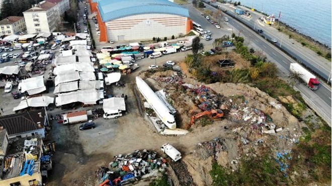 UÇAK ENKAZI YOMRA’NIN BAŞINA DERT OLDU