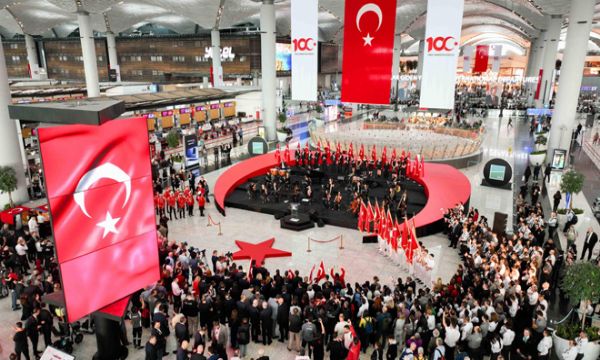 İSTANBUL HAVALİMANI'NDA CUMHURİYET BAYRAMI COŞKUSU