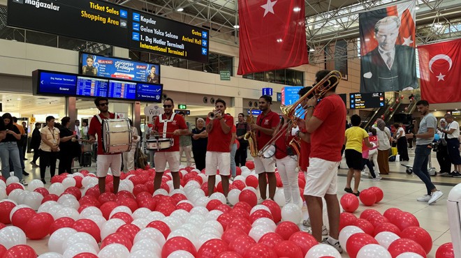 ANTALYA HAVALİMANI’NDA 30 AĞUSTOS COŞKUSU