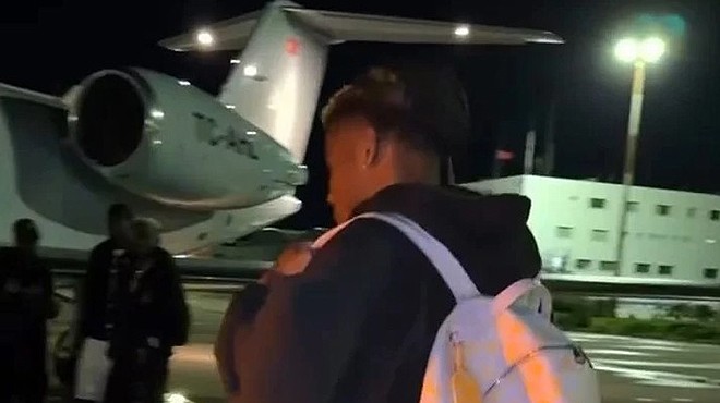 AYNI UÇAKLA POZ VERDİ