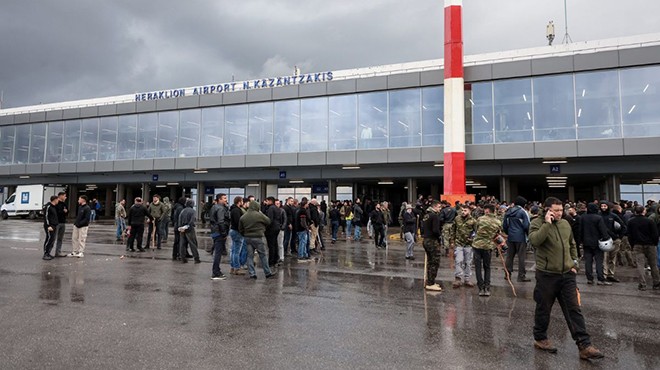 ÇİFTÇİLER HAVALİMANINI TRAKTÖRLERLE KAPATTI