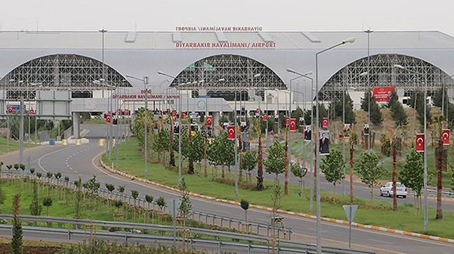DİYARBAKIR HAVALİMANI PİSTİNDE ÇATLAK