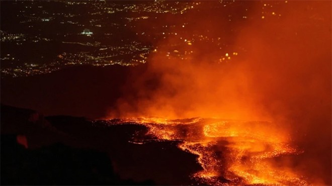 ETNA YANARDAĞI YENİDEN FAALİYETE GEÇTİ