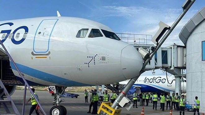 INDIGO UÇAĞI YANAŞMA DİREĞİNE ÇARPTI