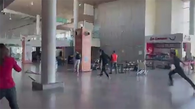 KOLOMBİYA’DA HAVALİMANINDA DEPREM ANI