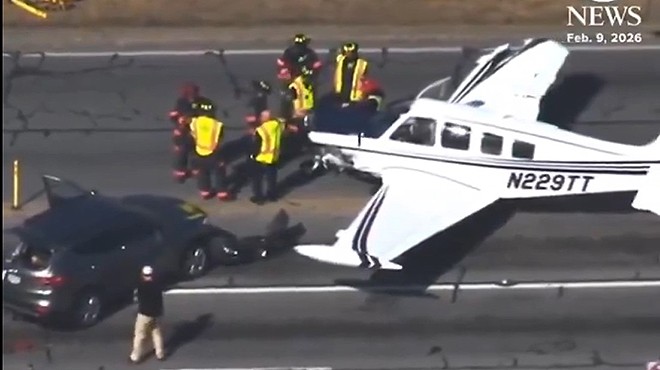 KÜÇÜK UÇAK OTOYOLA ACİL İNİŞ YAPTI