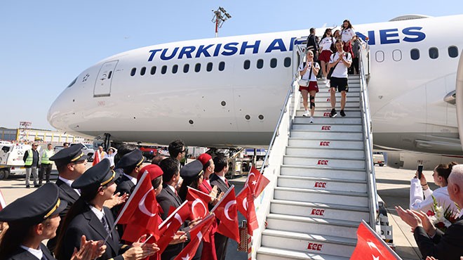 ŞAMPİYONLARA COŞKULU KARŞILAMA