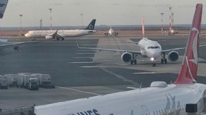 İSTANBUL'DA FIRTINA ÜÇ UÇAK ÇORLU'YA İNDİ