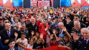 BAYRAKTAR’DAN GENÇLERE: GELECEK SİZLERSİNİZ