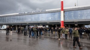 ÇİFTÇİLER HAVALİMANINI TRAKTÖRLERLE KAPATTI