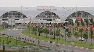 DİYARBAKIR HAVALİMANI PİSTİNDE ÇATLAK