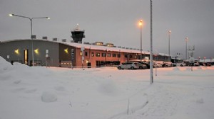 HAVALİMANI BUZ KESTİ, TURİSTLER MAHSUR KALDI