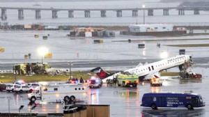 KABİN MEMURU UÇAĞIN DIŞINDA BULUNDU