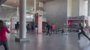 KOLOMBİYA’DA HAVALİMANINDA DEPREM ANI
