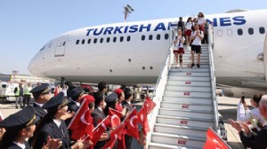 ŞAMPİYONLARA COŞKULU KARŞILAMA