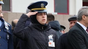 ŞEHİT AĞABEYİNİ ASKER SELAMIYLA KARŞILADI