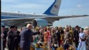 TRUMP UÇAKTAN İNDİ BÖYLE DANS ETTİ