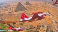 TÜRK YILDIZLARI PİRAMİTLERİN ÜZERİNDE