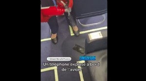 UÇAKTA CEP TELEFONU PATLADI