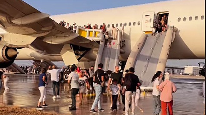 THY UÇAĞININ İNİŞ TAKIMLARINDAN DUMAN ÇIKINCA
