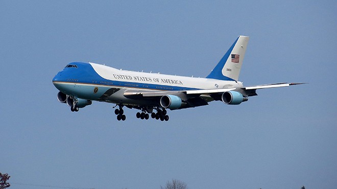 TRUMP I TAŞIYAN AIR FORCE UÇAĞI ARIZALANDI