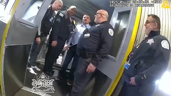 UÇAĞA DOLU SİLAHLA BİNDİ!